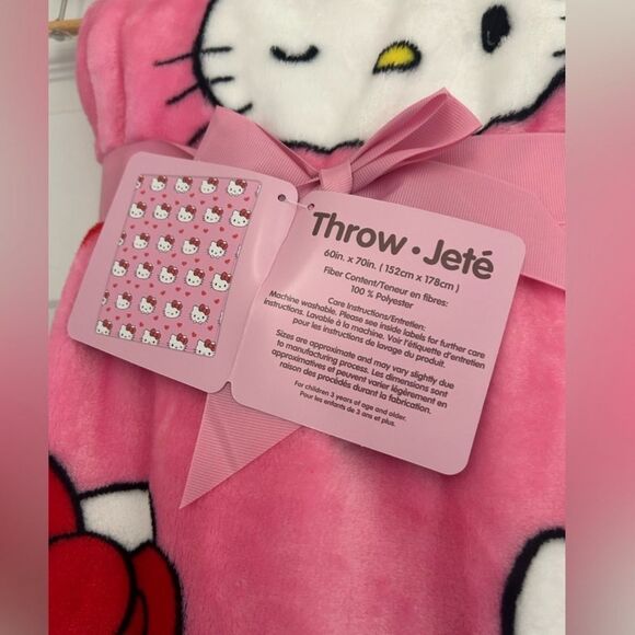 Hello Kitty Heart Valentine Blanket - Picture 2 of 2